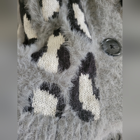 Gabrielle Union | EUC Long Gray Fuzzy Leopard Cozy Button Up Cardigan (SIZE M) - Picture 10 of 15